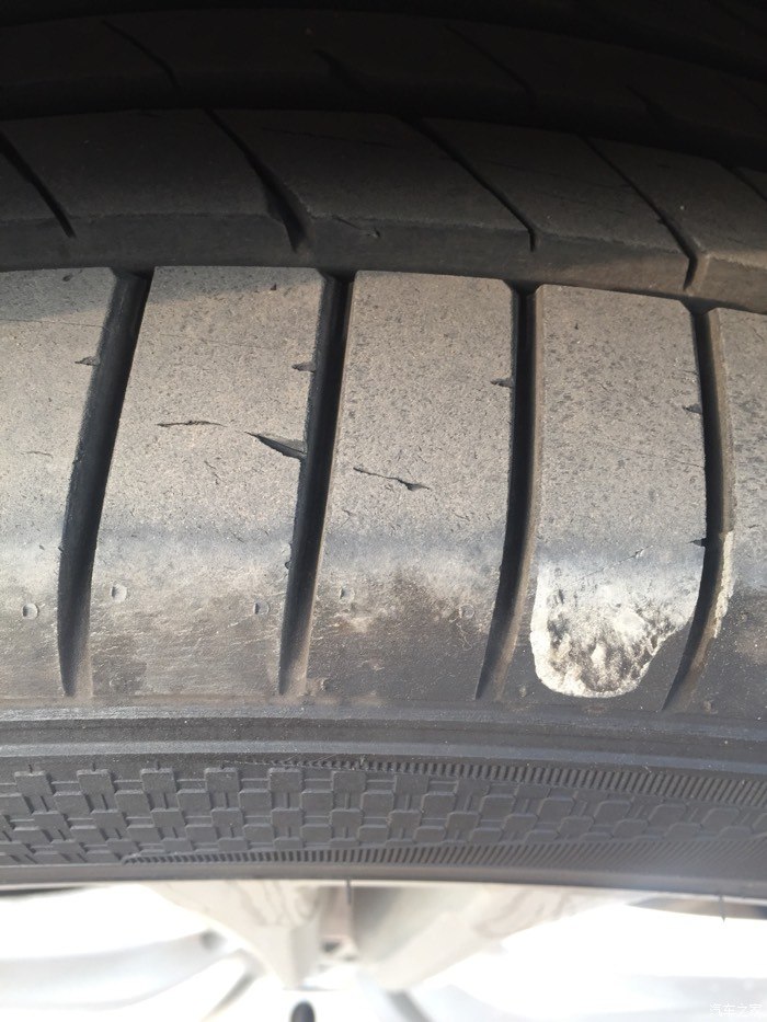帕萨18寸轮胎刚开1月出现切割痕迹