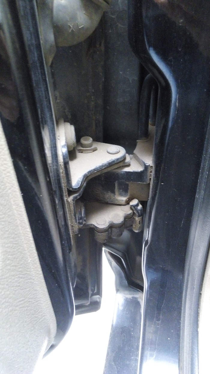 车门铰链坏了 这个需不需要修?