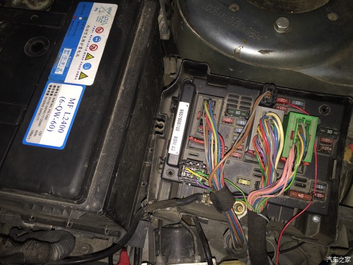 【图】这个是保险丝盒吗,盖子上次维修工忘记给我装上了_标致206论坛