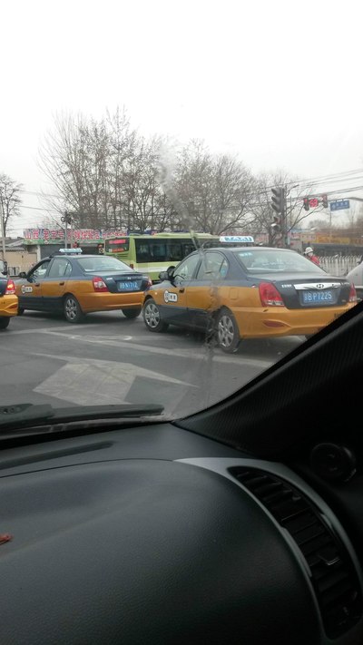 房山良乡北潞园东门红绿灯路口出租车真讨厌!