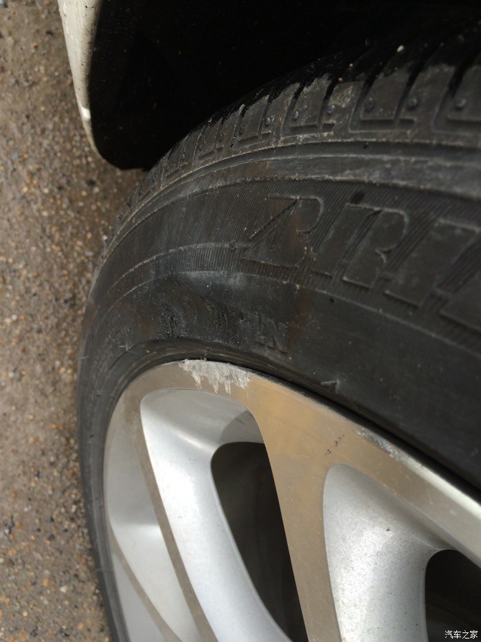 轮胎擦伤了这样还能用吗