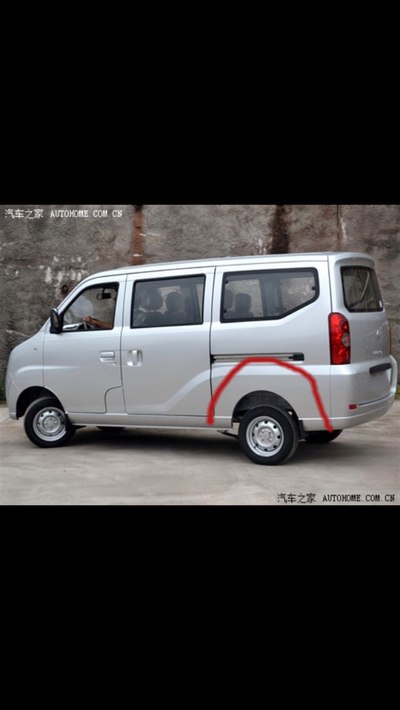 今天在乡村公路上会车把一个面包车刮了一个坑 红线位置,相当于我的车