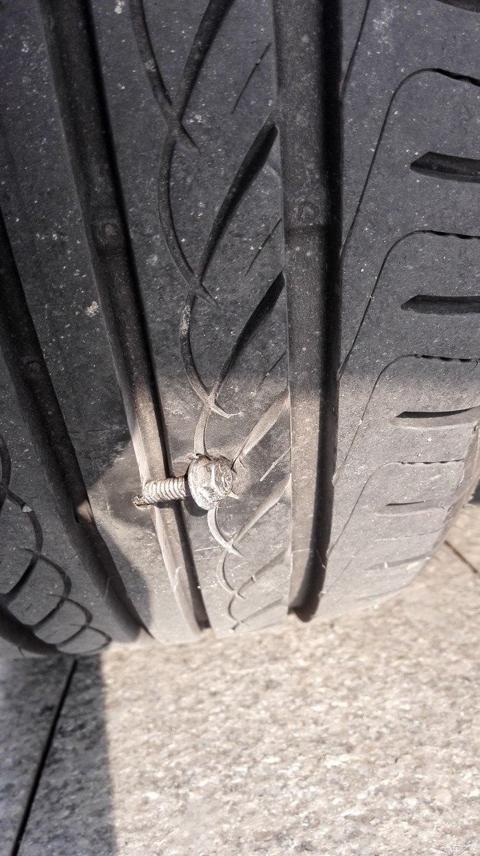 各位前辈,轮胎被钉子扎了,但是没破,需要修补或者换吗?