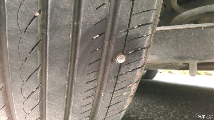轮胎轧了颗钉子,咋办?