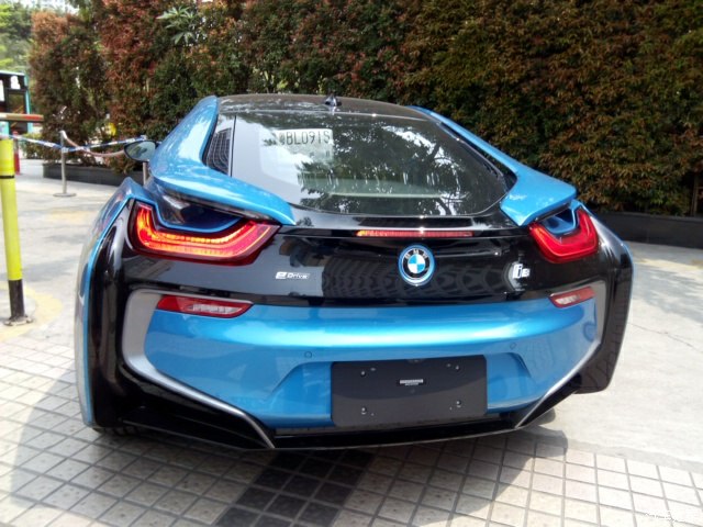 深圳街拍蓝色宝马i8