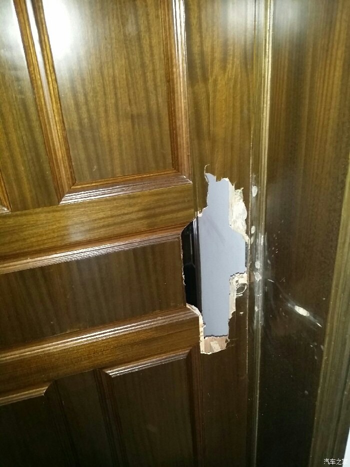 儿子关房里了,老爸把门敲破了!谁知道该怎么办,修还是换?有内行人吗?