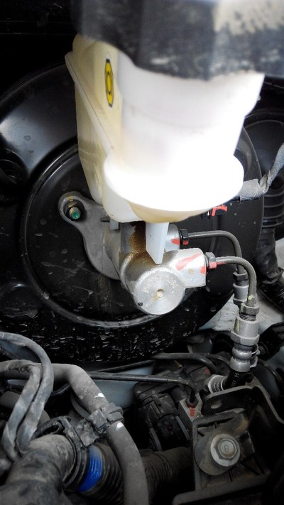 如图 刹车油壶下面有油渍,是不是渗油啊?