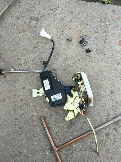 2012款悦翔副驾驶车门锁为什么淘宝上面买的和原装都不一样