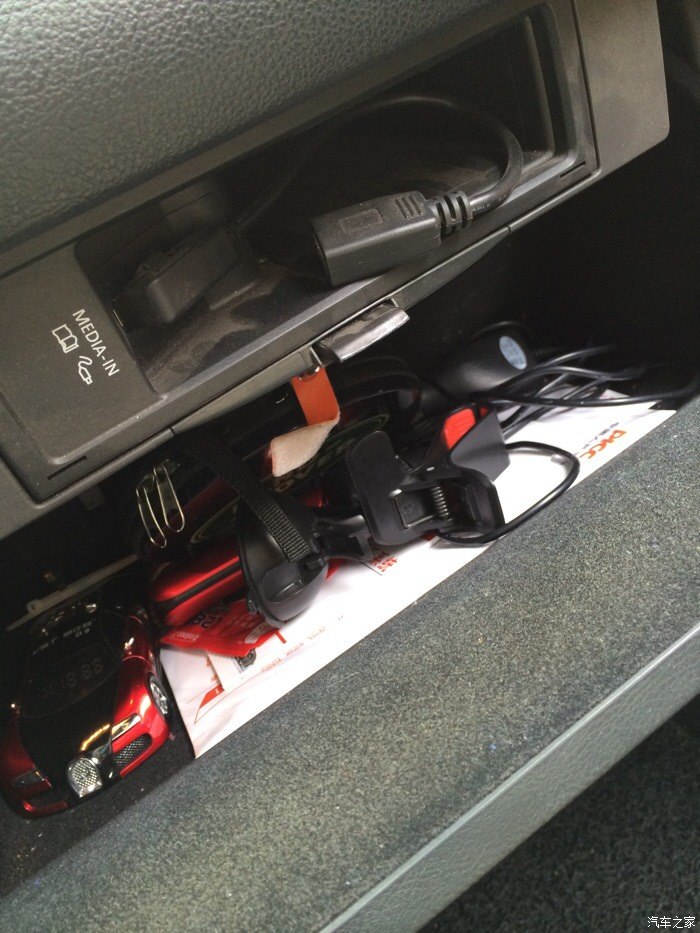 这个手套箱为什么有usb