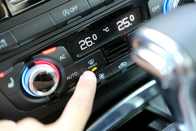 前车窗除雾,按下这个按钮之后再也不怕车窗有雾了