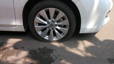 开出门大概几十米感觉方向盘歪了,停下来才看见轮胎一点气都没有了,唉