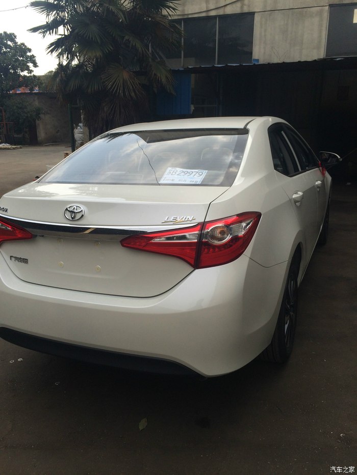 白色雷凌18精英提车认证贴