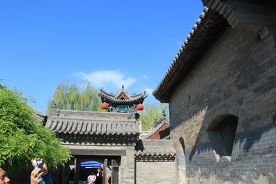 少,可以摆放些东西,砖雕中的木门框栩栩如生 刚才是兄长王汝聪的宅院