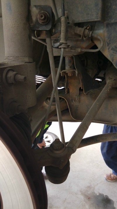 拆下来的平衡杆拉杆,胶套已碎,漏出黄油了.