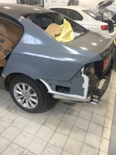 切割了后翼子板