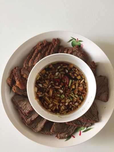 自己做的酱牛肉,感觉就是蘸料不是很好