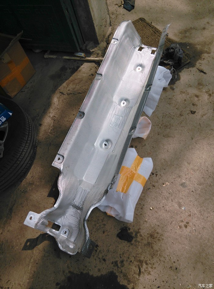 可供想做的车主参考 师傅又把底盘的排气管上面的隔热罩拆了下来,他们