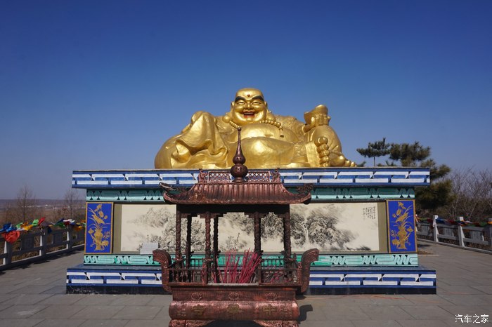 弥勒大佛,看起来觉得怪怪的