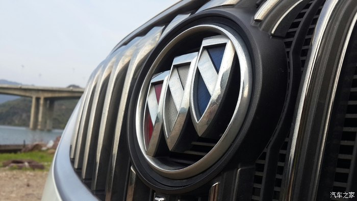 硕大的别克盾牌