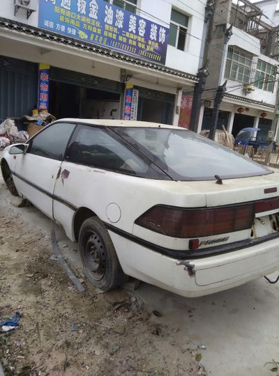 拓海漂移在山麓之中,看见的只有这个车尾.