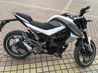 小镇里一道风景线--春风150nk白色