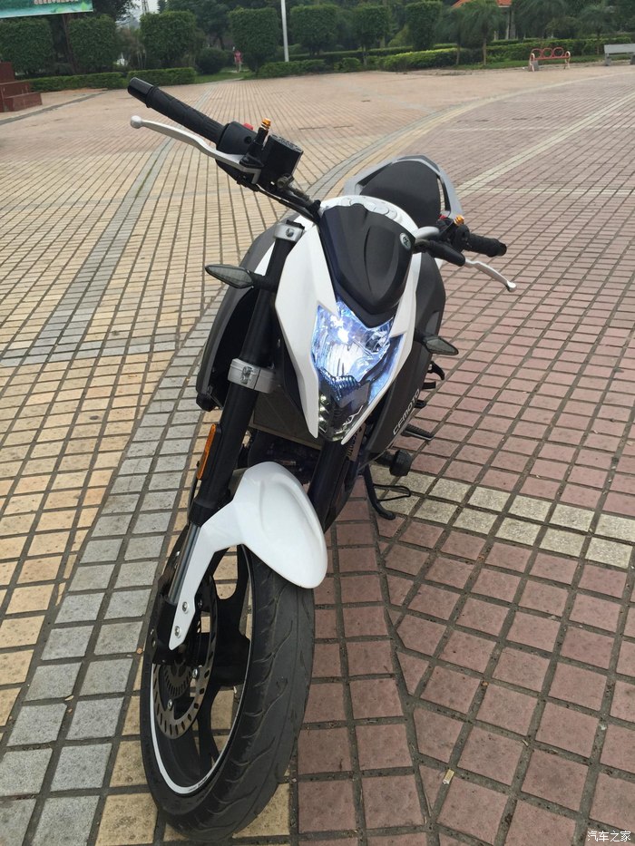 小镇里一道风景线春风150nk白色