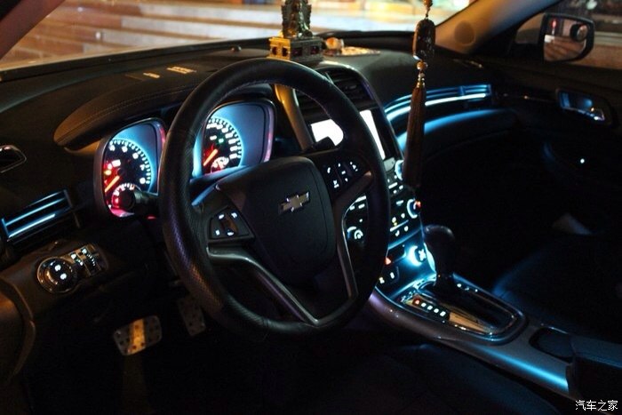 迈锐宝20豪华版氛围灯只有副驾驶和方向盘两侧有吗