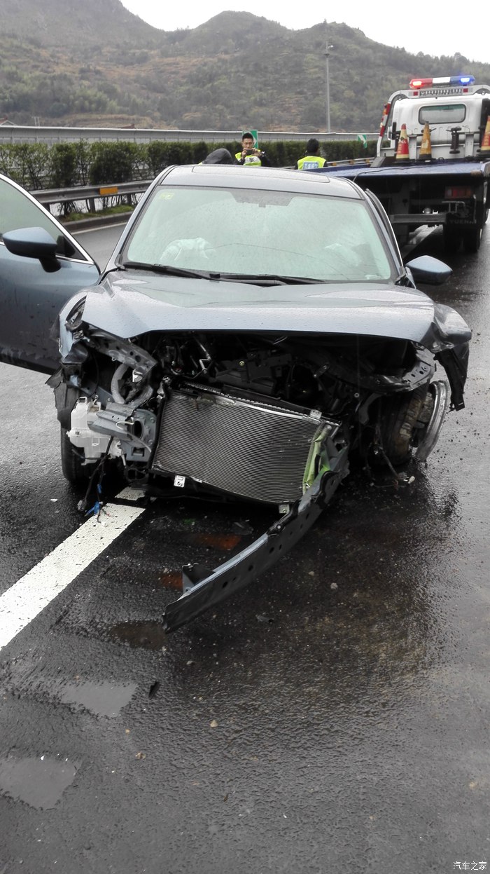 高速车祸惊人一刻,想想就后怕,还好阿特兹安全性好