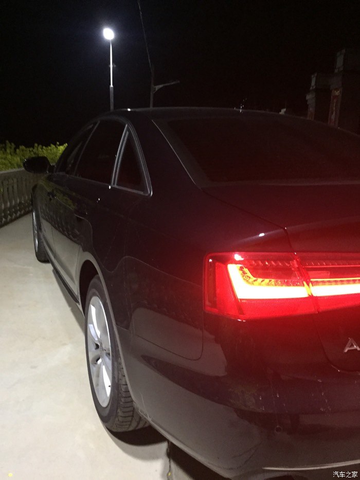 尾灯,灯光很自然,对吗?