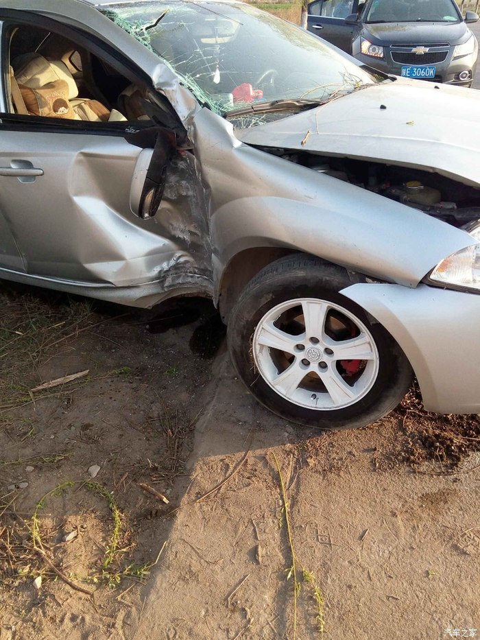 车子一百二十多码失控撞到树上了,差点掉到水沟里去