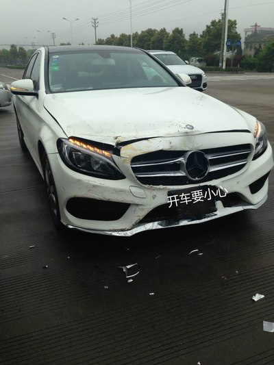 【图】车被撞,有问题咨询._奔驰c级论坛_汽车之家论坛