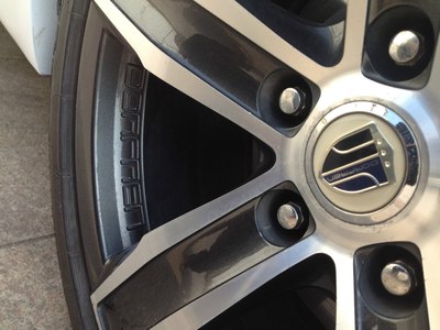 18寸dorfren锻造轮毂,配备4条崭新的倍耐力,无法自拔,绝尘而去.