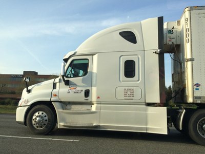 美国的卡车好像都是有鼻子的,是不是法规禁止平头卡车啊?