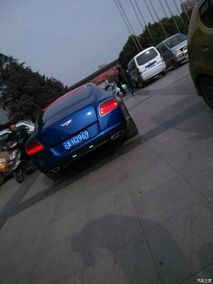 在昆明路边偶遇的豪车帕加尼大牛法拉利宾利 谁能猜出型号