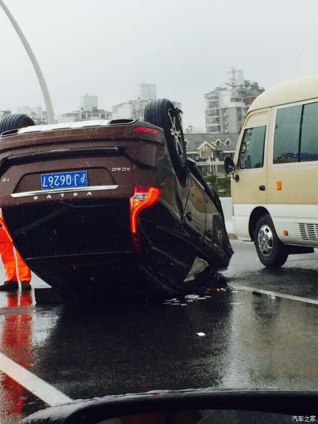 翻车了,人应该没事.