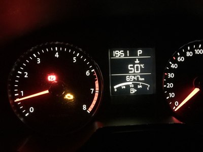 点火后发动机亮黄灯,