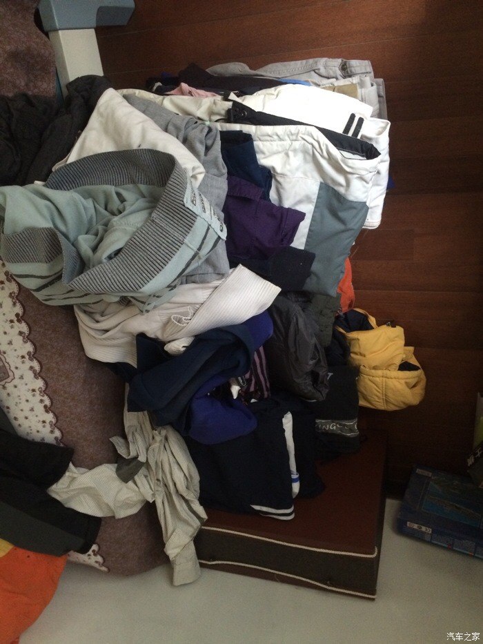 家里准备翻修房子小弟我收拾出了一大堆旧衣服