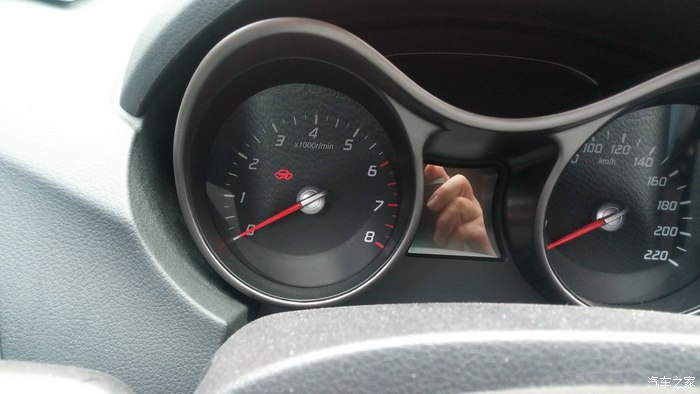 5t中配的,我发现我锁车后,仪表盘的"防盗系统警告灯"总໏