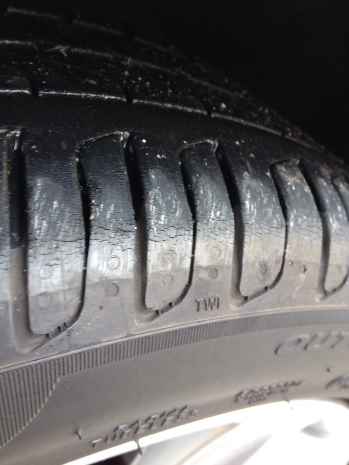 轮胎问题边缘橡胶开裂