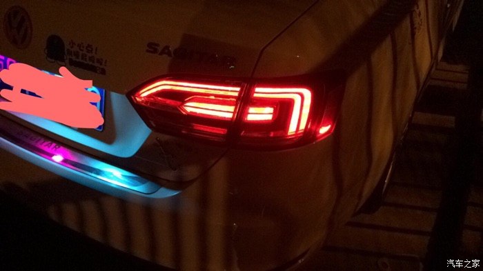 新换的速腾尾灯