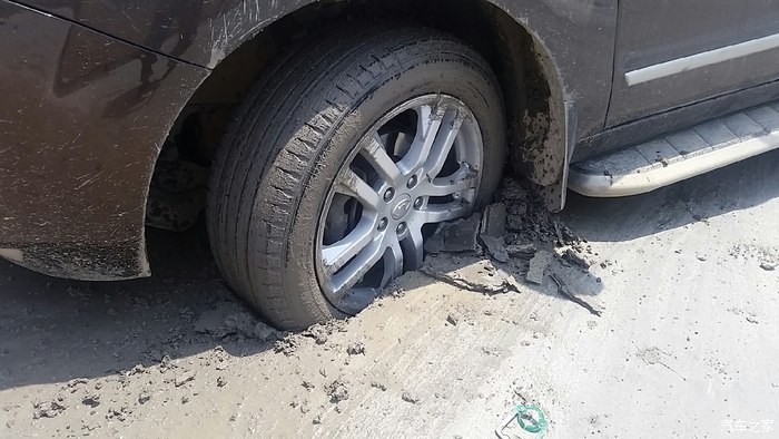 哦no陷车了,半个轮子在土里,买噶的!