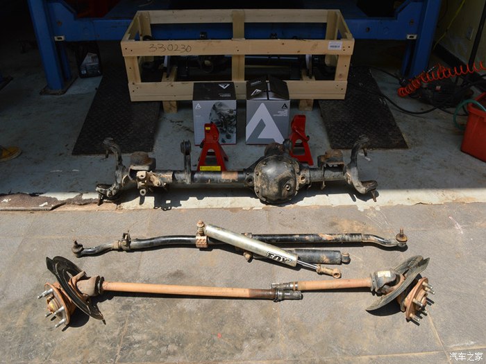 更换牧马人加强前桥作业