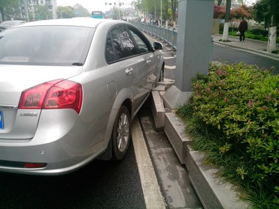 車子撞馬路牙子上了,求安慰!