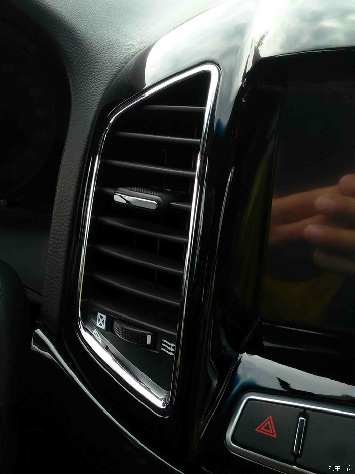 这个地方是最满意的,出风口的镀铬亮条在黑色漆的衬托下显得更精致.