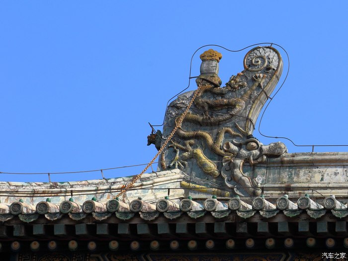 大雄宝殿上的鸱吻,图案丰富