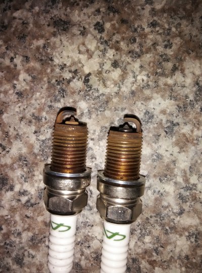 四只火嘴颜色都带黄色,燃烧很好,火花塞也很干净,没有锈蚀没有电晕