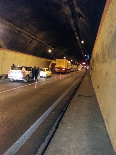 乌鞘岭2号隧道堵车