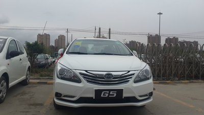 顾问这在给我准备挂红么~~~哈哈本人习俗要在新车面栓红绸子吉利喜庆