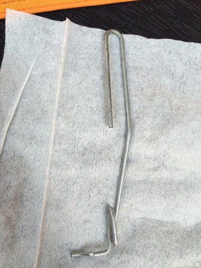 汽车主驾驶座下面有一根金属拉丝连接在滑轨上,叫什么名字