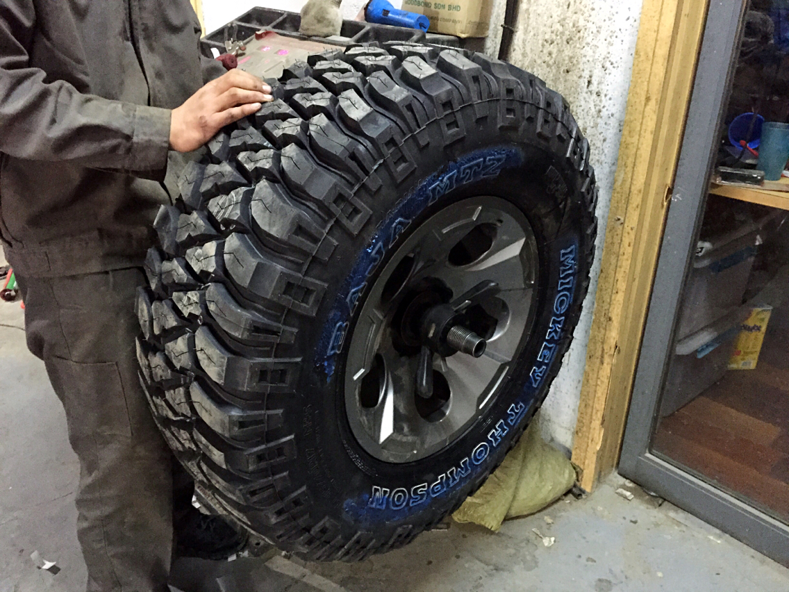 陕西马帮四台两门牧马人三寸35寸胎改装欣赏